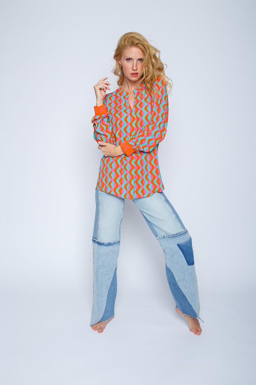 Emily van den Bergh Hemden & Blusen | Shirtbluse Mit V-Ausschnitt Und Geometrischem Muster Pink Orange Waves Multicolor