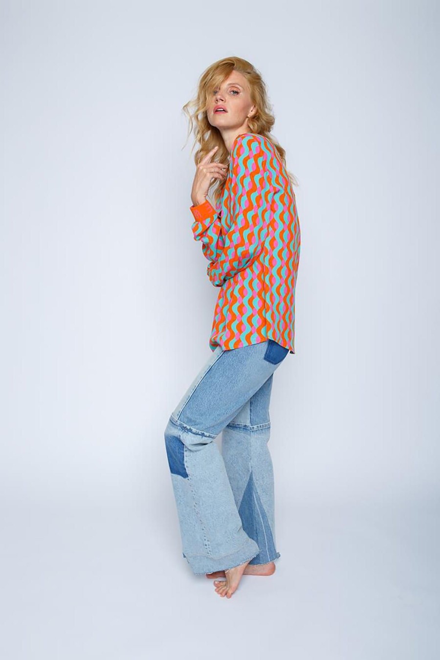 Emily van den Bergh Hemden & Blusen | Shirtbluse Mit V-Ausschnitt Und Geometrischem Muster Pink Orange Waves Multicolor