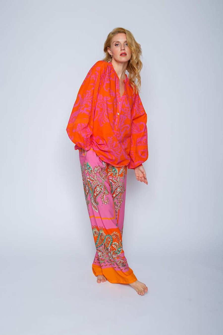 Emily van den Bergh Hemden & Blusen | Weite Shirtbluse Mit V-Ausschnitt Und Halber Knopfleiste Pink Paisley Orange