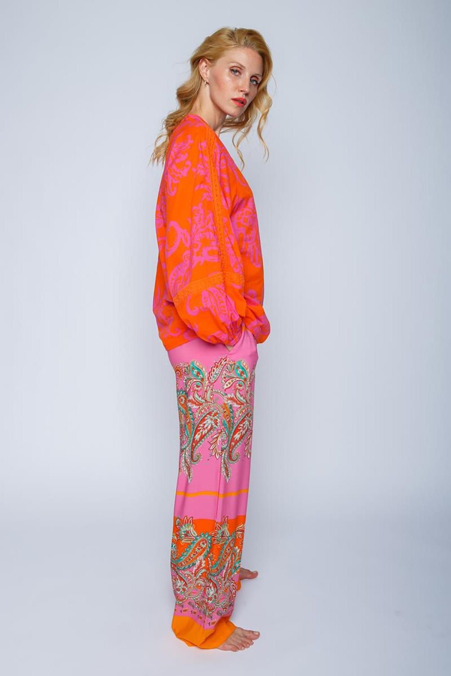 Emily van den Bergh Hemden & Blusen | Weite Shirtbluse Mit V-Ausschnitt Und Halber Knopfleiste Pink Paisley Orange